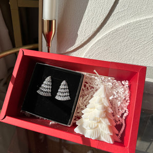 Set Cadou de Sărbători – Cercei Brăduț cu Zirconiu & Lumânare Parfumată din Soia în Formă de Brăduț