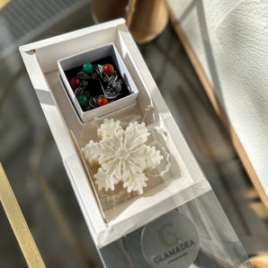 Set Cadou de Sărbători – Lumânare Parfumată Fulg de Nea & Broșă Coroniță Festivă