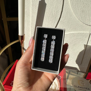 Set Cadou – Lumânare cu Interpretare Sacră a Nașterii lui Iisus & Cercei Lungi Minimalisti – Ambalare Cadou