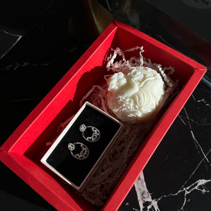 Set Cadou Craciun Glamadea – Cercei 2 in 1 placati Aur Alb cu Zirconiu & Lumanare Rotunda din Soia Naturala