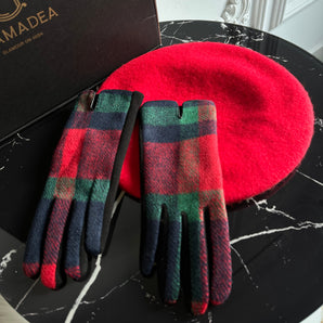 Set cadou manusi in carouri rosu–verde si bereta rosie din lana – editie speciala Craciun