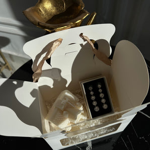 Set Cadou Sarbatori Glamadea – Cercei Lungi Eleganti & Lumanare Casuta din Ceara de Soia Naturala