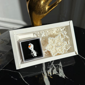 Set Cadou Sărbători – Broșă Frosty & Lumânare Fulg de Nea din Soia | Ambalaj Premium