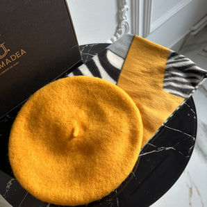 Set cadou esarfa animal print galben cu detalii zebra din cashmere–bumbac–vascoza si bereta din lana 100%