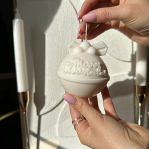 Set Cadou de Sărbători – Cercei Picătură Curgători cu Zirconiu & Lumânare Parfumată din Soia în Formă de Glob