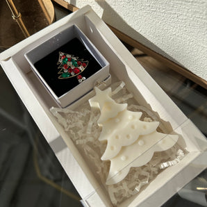 Set Cadou de Sărbători – Broșă Tematică & Lumânare Parfumată din Soia în Formă de Brăduț