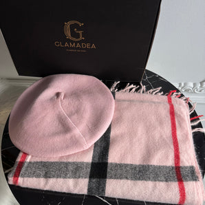 Set cadou Pink , bereta roz din bumbac si esarfa cashmere in carouri