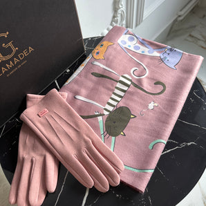 Set cadou manusi Rose din imitatie de piele intoarsa si esarfa Rose cu pisicute din cashmere subtire