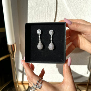 Set Cadou de Sărbători – Cercei Picătură Curgători cu Zirconiu & Lumânare Parfumată din Soia în Formă de Glob