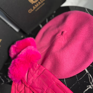 Set cadou siclam cu manusi cu blanita artificiala si piele ecologica si bereta din bumbac