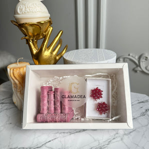 Set Cadou de Sărbători – Cercei Handmade cu Cristale Fațetate & Lumânare Parfumată în Formă de Cărți