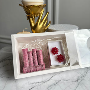 Set Cadou de Sărbători – Cercei Handmade cu Cristale Fațetate & Lumânare Parfumată în Formă de Cărți