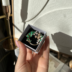 Set Cadou de Sărbători – Broșă Craciun & Lumânare Parfumată din Soia în Formă de Brăduț