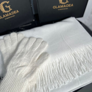 Set cadou manusi White din lana pufoasa si esarfa alba din cashmere delicat