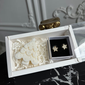 Set Cadou Glamadea – Cercei Steluta placati Aur Alb cu Zirconiu & Lumanare Bradut din Ceara de Soia