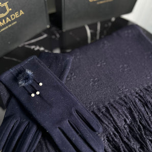 Set cadou bleumarin cu esarfa cashmere cu imprimeu in relief si manusi calduroase cu puf si perle