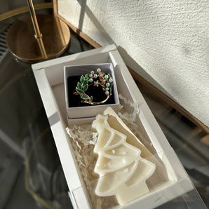 Set Cadou de Sărbători – Broșă Craciun & Lumânare Parfumată din Soia în Formă de Brăduț