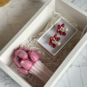 Set Cadou de Sărbători – Cercei Handmade cu Cristale și Perle & Lumânare Cadou în Formă de Buchet de Flori