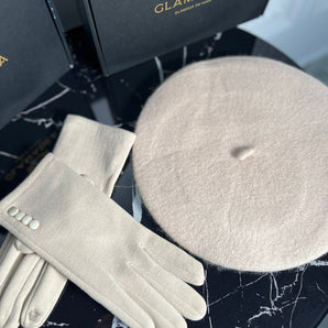 Set cadou bereta lana prelucrata Cream si manusi fleece pufoase cu nasturi decorativi – bej