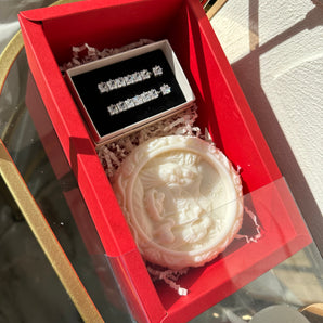 Set Cadou – Lumânare cu Interpretare Sacră a Nașterii lui Iisus & Cercei Lungi Minimalisti – Ambalare Cadou