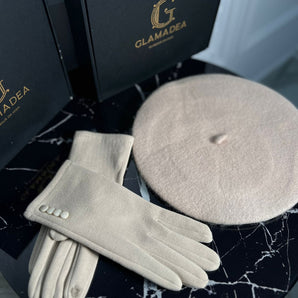 Set cadou bereta lana prelucrata Cream si manusi fleece pufoase cu nasturi decorativi – bej