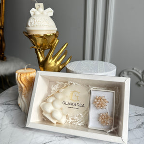 Set Cadou de Sărbători – Cercei Handmade cu Cristale Fațetate & Lumânare Parfumată din Soia în Formă de Brăduț