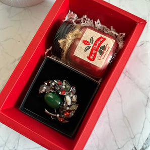 Set Cadou de Sărbători – Lumânare Parfumată & Broșă Mare de Crăciun