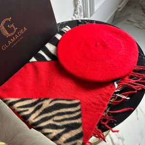 Set cadou esarfa rosie cu imprimeu animal si bereta rosie din lana 100% – combinatia cashmere, vascoza si bumbac