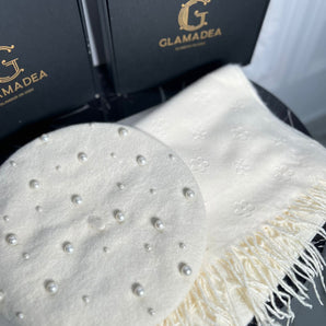 Set cadou bereta alba cu perle din lana si esarfa alba cashmere cu imprimeu flori 3D