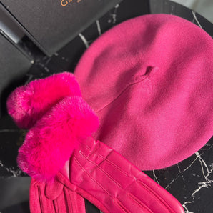 Set cadou siclam cu manusi cu blanita artificiala si piele ecologica si bereta din bumbac