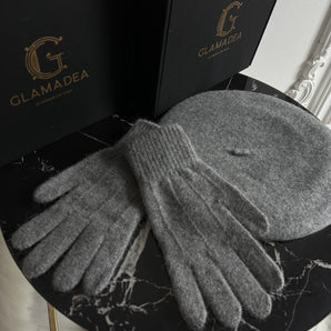 Set cadou Yvona – bereta si manusi gri inchis din lana prelucrata