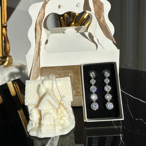 Set Cadou Sarbatori Glamadea – Cercei Lungi Eleganti & Lumanare Casuta din Ceara de Soia Naturala