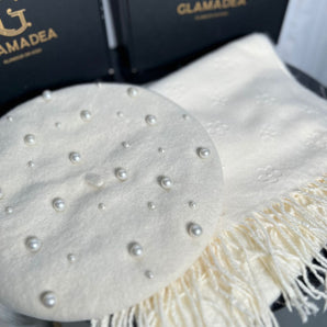 Set cadou bereta alba cu perle din lana si esarfa alba cashmere cu imprimeu flori 3D
