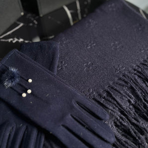 Set cadou bleumarin cu esarfa cashmere cu imprimeu in relief si manusi calduroase cu puf si perle