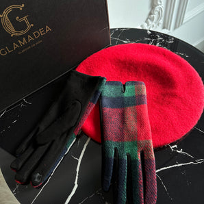 Set cadou manusi in carouri rosu–verde si bereta rosie din lana – editie speciala Craciun