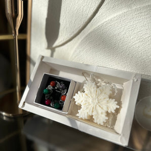 Set Cadou de Sărbători – Lumânare Parfumată Fulg de Nea & Broșă Coroniță Festivă