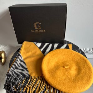 Set cadou esarfa animal print galben cu detalii zebra din cashmere–bumbac–vascoza si bereta din lana 100%