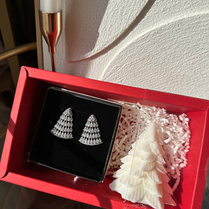 Set Cadou de Sărbători – Cercei Brăduț cu Zirconiu & Lumânare Parfumată din Soia în Formă de Brăduț