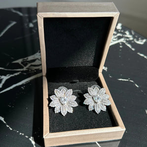 Cercei Corina, floare de colț, placați aur alb, zirconiu cubic Glamadearo