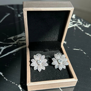 Cercei Odette, zirconiu cubic AAA, placat aur alb, floare GLAMADEA