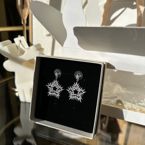 Set Cadou de Sărbători – Cercei Fulg de Nea & Lumânare Parfumată în Formă de Ren