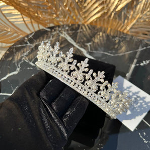 Diadema Carry, zirconii cubice, placată aur alb, elemente Swarovski, perle GLAMADEA