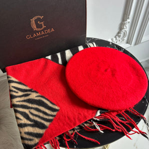 Set cadou esarfa rosie cu imprimeu animal si bereta rosie din lana 100% – combinatia cashmere, vascoza si bumbac