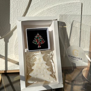 Set Cadou de Sărbători – Broșă Tematică & Lumânare Parfumată din Soia în Formă de Brăduț