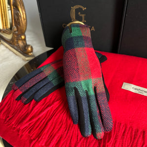 Set cadou Sanda manusi in carouri rosu-verde-negru din lana si fleece si esarfa rosie 100% cashmere premium