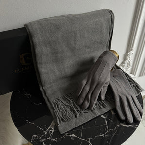 Set cadou sarbatori Dark Grey cu esarfa din cashmere, vascoza si lana si manusi fleece calduroase