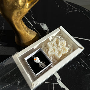 Set Cadou Sărbători – Broșă Frosty & Lumânare Fulg de Nea din Soia | Ambalaj Premium