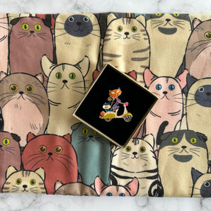 Set Mărțișor eșarfă și broșă  Crazy Cats, cashmere, aliaj metalic, cadou