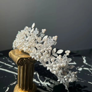 Diadema Lil, zirconii cubice, placată aur alb, decoratiuni florale, perle - GLAMADEA