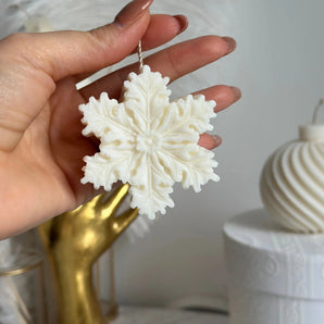 Set Cadou Sarbatori , Snowflake, Cercei placați aur alb și lumânare parfumată din ceară naturală de soia GLAMADEA